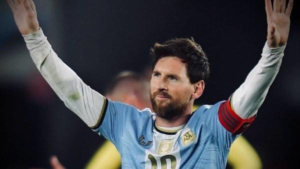 رئيس برشلونة الأسبق يهاجم ميسي بسبب لابورتا