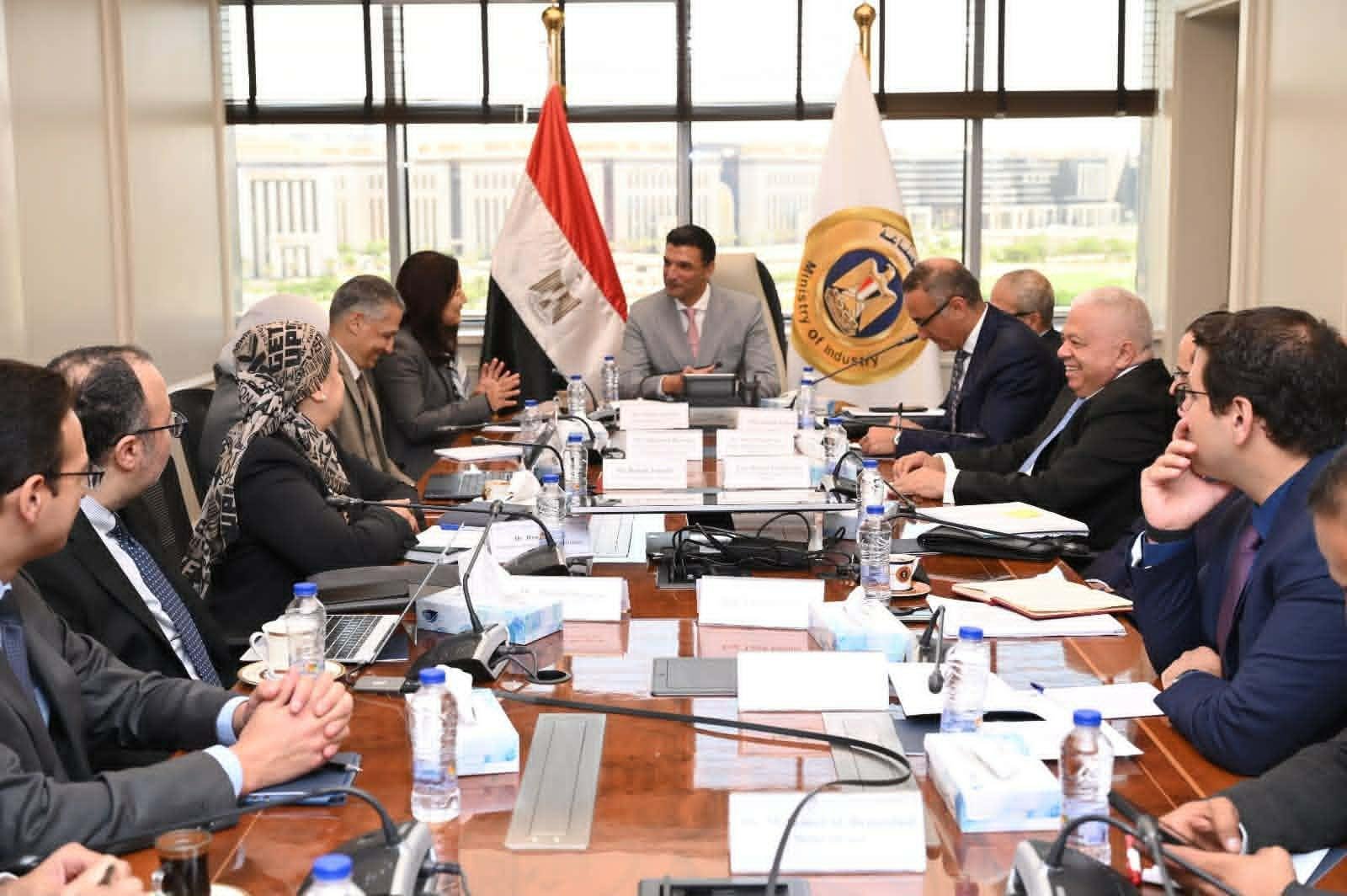 وزير الصناعة يبحث تنفيذ مبادرة...