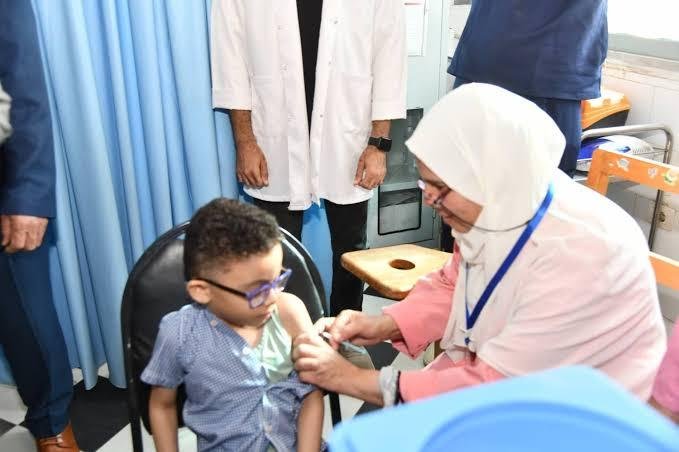 محافظ قنا يوجه بتذليل المعوقات لإنجاح الحملة القومية للتطعيم ضد الحصبة والحصبة الألمانية