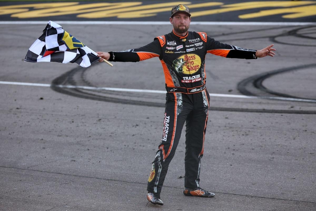 Chase Briscoe wins Las Vegas NASCAR Cup as Larson and Reddick crash across finish line