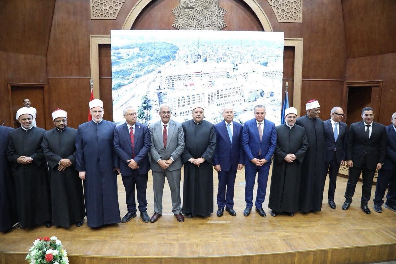 قيادات الأزهر ومحافظ القاهرة ي...