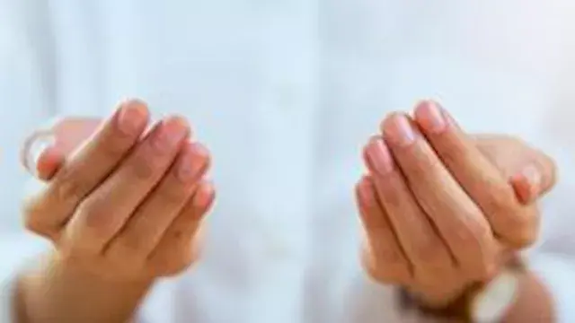 الأزهر للفتوى يوضح آداب الدعاء...
