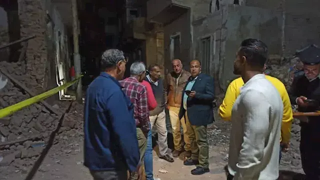 مكون من 3 طوابق.. انهيار جزئي...
