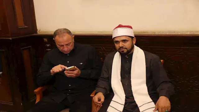 وزير الإعلام والخطيب.. شخصيات عامة ورياضيين في عزاء شقيقة محمد عبده صالح