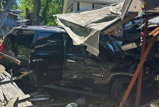 إنقاذ أم وطفلتها بعد حادث مروع...