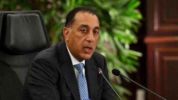 مدبولي يصل مطروح لبدء جولة تفق...
