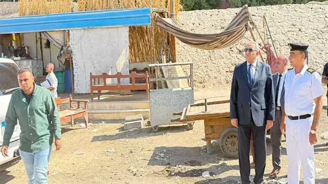 مدير أمن أسيوط يقود حملة موسعة لإزالة إشغالات الباعة الجائلين بحي غرب (صور)