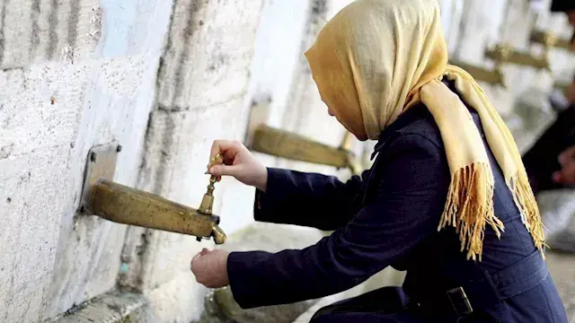 هل يجوز للمرأة أن تمسح الحجاب...