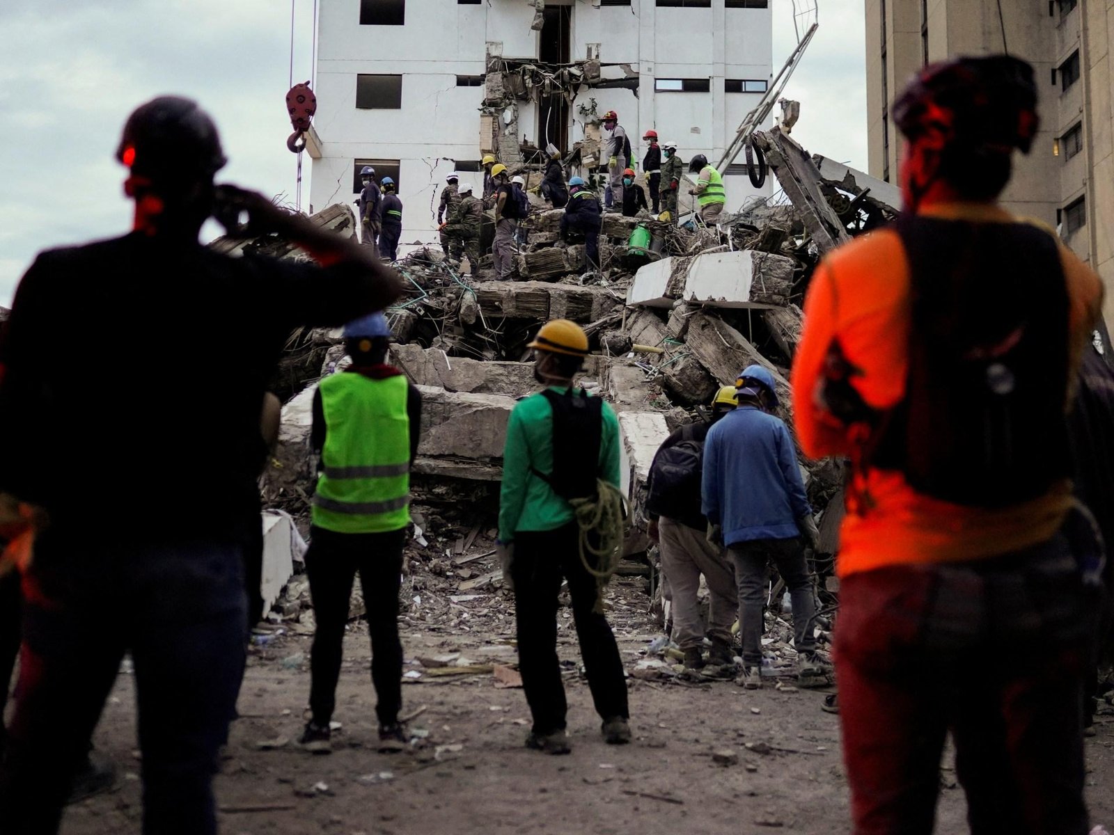 Search efforts in Colombia ent...