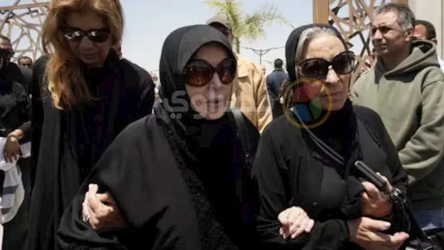 بالحجاب.. أول ظهور لـ ميرفت أمين بعد أزمتها الصحية في جنازة هاني شاكر (صور)