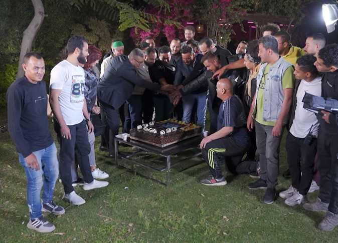 عمرو الليثي يكرم مصطفي شعبان وأسرة مسلسل «المعلم» (صور)
