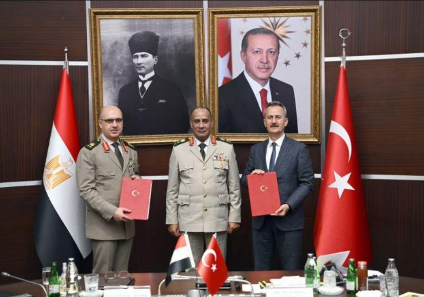 وزير الدفاع يبحث مع رئيس الصنا...