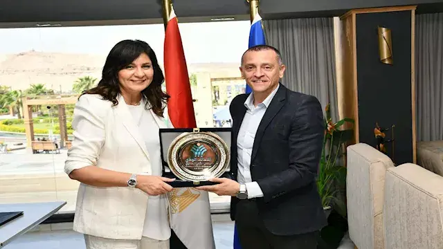 بالصور- محافظ أسوان يستقبل الس...