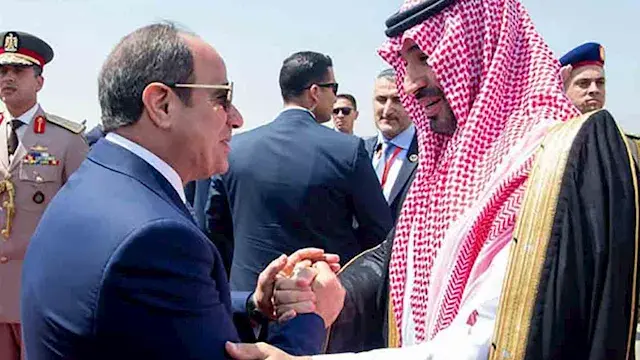 الرئيس السيسي يستقبل الأمير محمد بن سلمان بمطار القاهرة