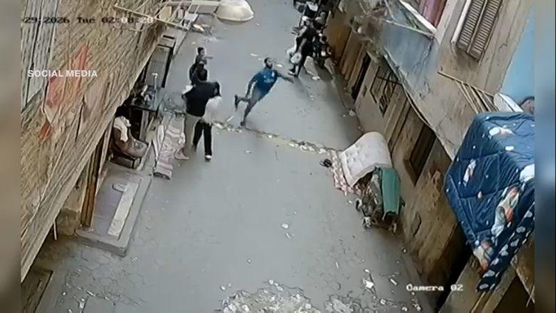 ثوان أنقذت حياته.. بطل مصري يلتقط طفلاً سقط من شرفة في اللحظة الأخيرة