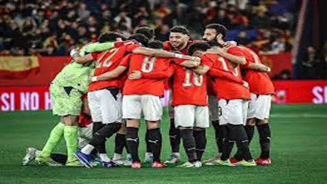 صراع الأهلي وبيراميدز على الصف...