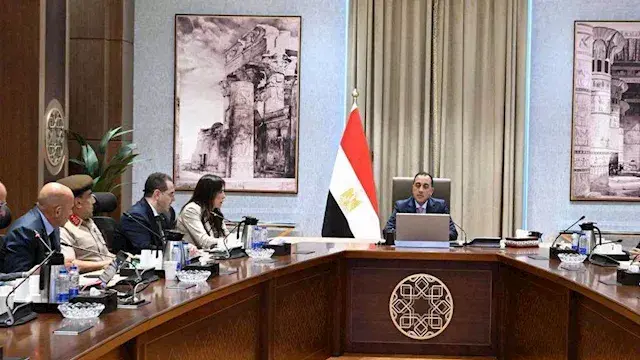 رئيس الوزراء يعقد اجتماعاً لاستعراض موقف أحد المشروعات الكبرى بالعلمين الجديدة