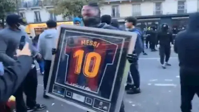 سرقة قميص وشارة قيادة لميسي في...