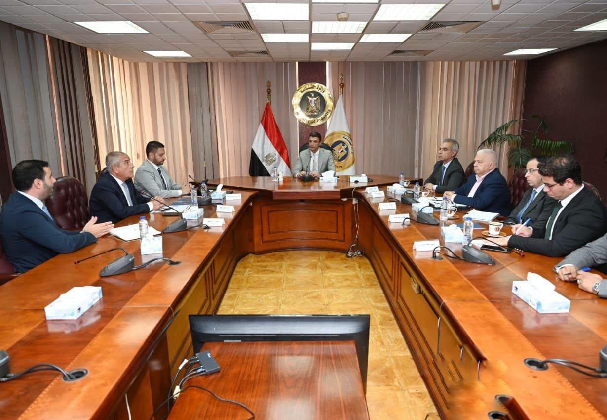 وزير الصناعة: اعتماد المصانع ع...