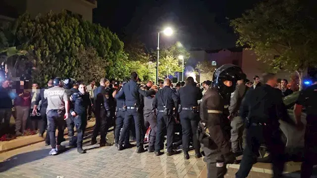 اقتحام منزل قائد الشرطة العسكر...