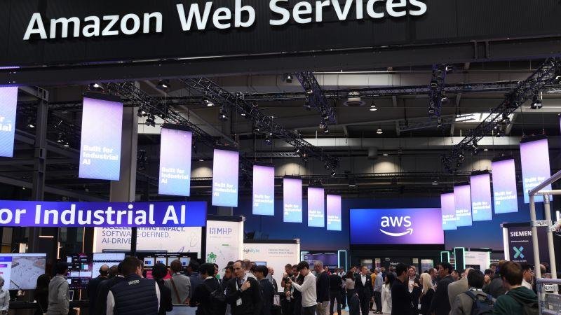 أمازون AWS تنفي تقارير عن نقل عملياتها الإقليمية من الإمارات إلى تركيا