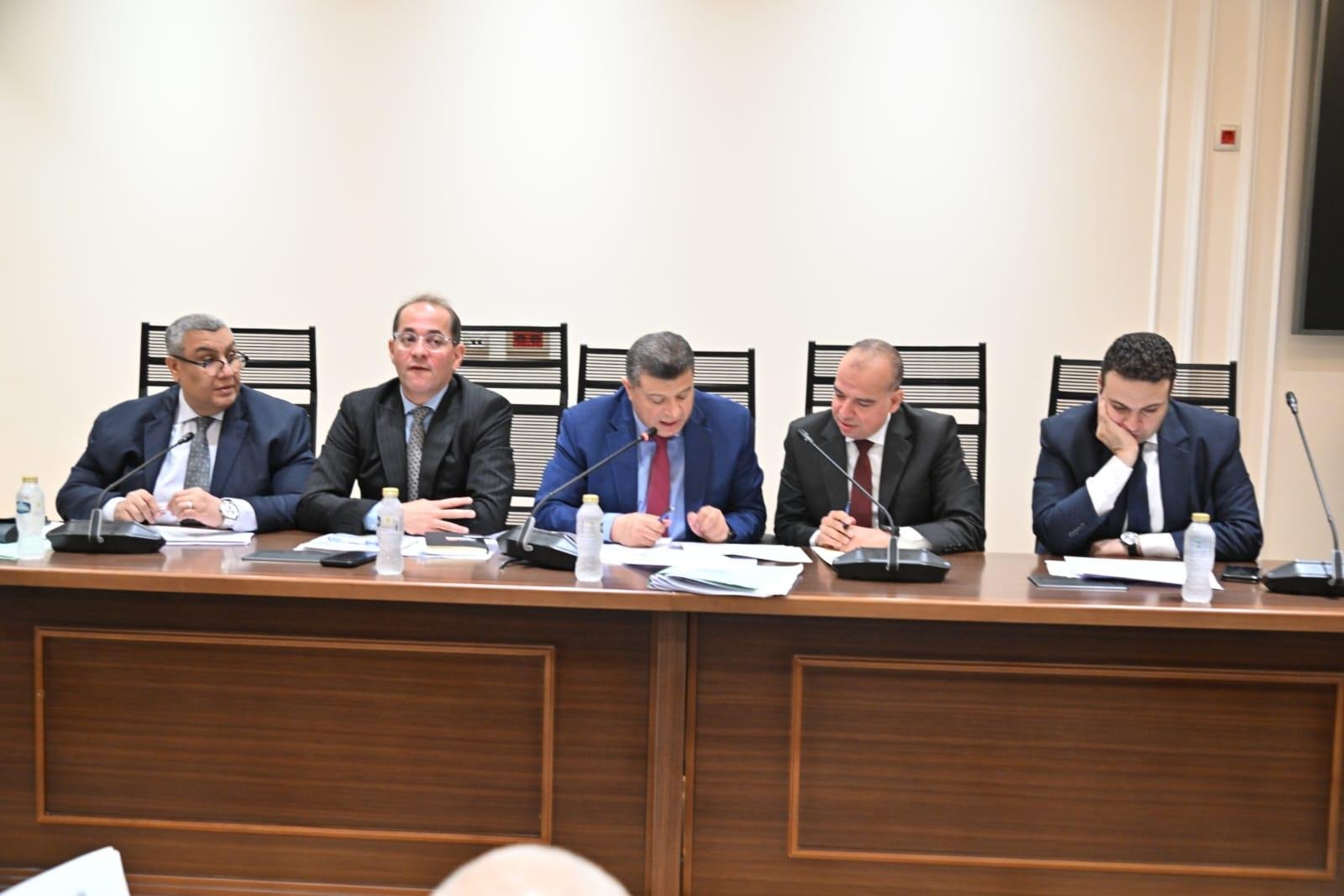 وزير المالية ينفي فرض رسوم إضا...