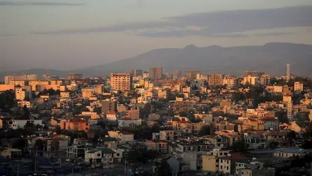 بفارق 8 سنوات.. لماذا تعيش هذه...
