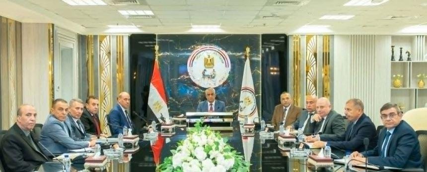 وزير الإنتاج الحربي يتابع مشرو...