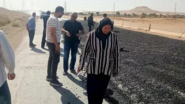 المنيا تبدأ صيانة المطبات الهوائية على طريق "الشيخ فضل – رأس غارب" -صور