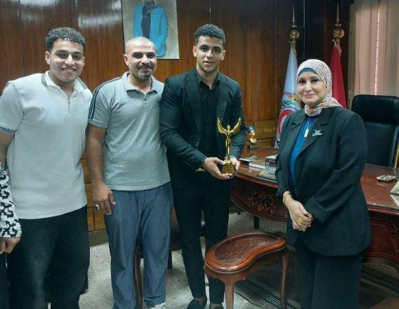 نقيب التمريض تكرم الممرض علي م...