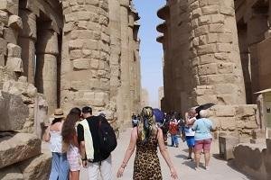 الأجانب يتحدون الموجة الحارة و...