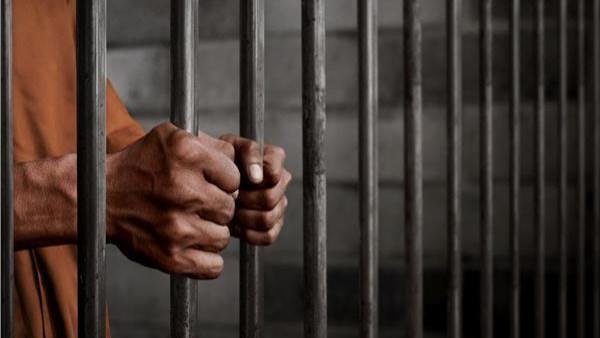 يقتحم شقة جاره بالطابق السابع...