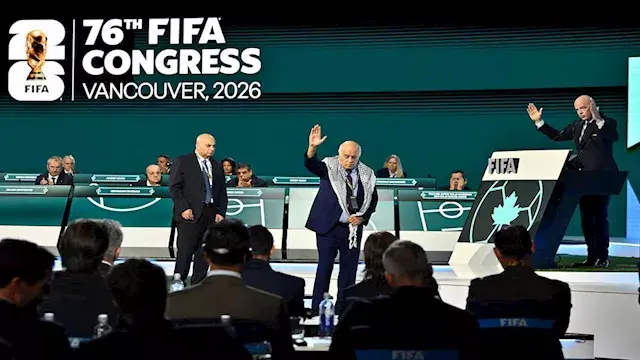 أول تعليق لرئيس الاتحاد الفلسطيني بعد رفض مصافحة ممثل إسرائيل