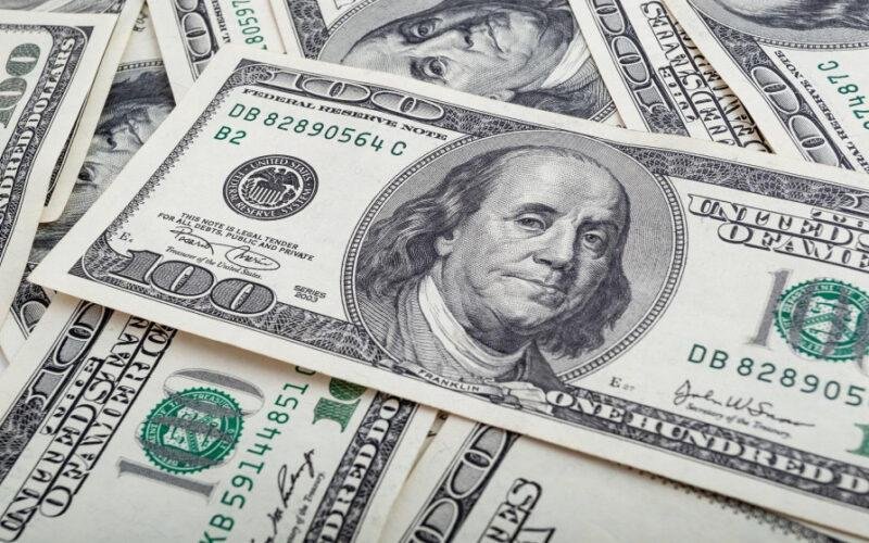 الدولار يرتفع مع تصاعد التوترا...