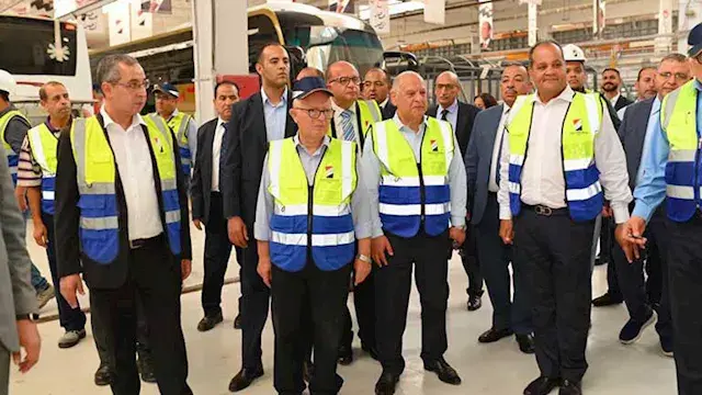 بالصور.. نائب رئيس الوزراء يتف...