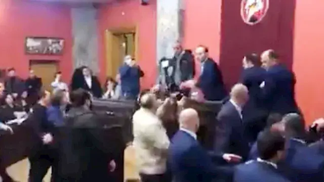 بالفيديو.. شجار عنيف بين النوا...