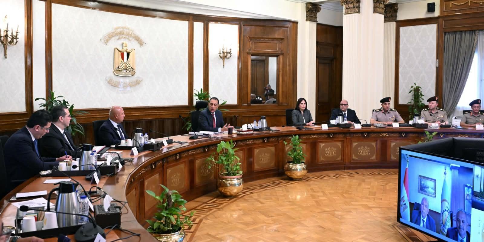 رئيس الوزراء يتابع مستجدات تنف...