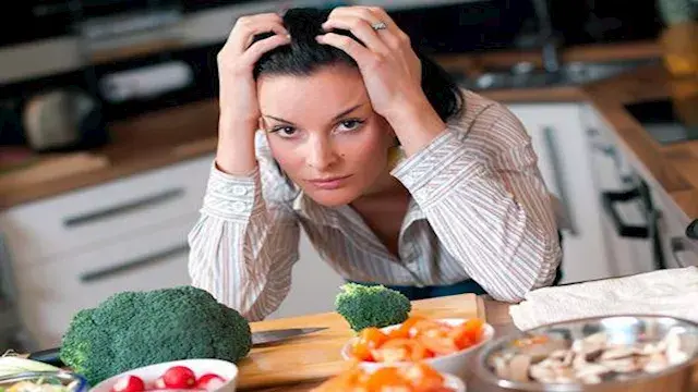أطعمة تحارب التوتر.. كيف يؤثر...
