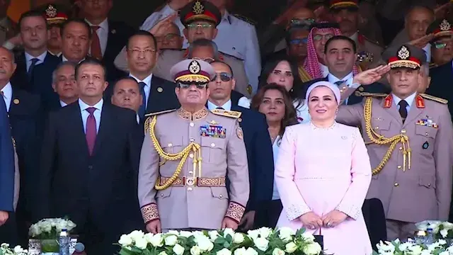 الرئيس السيسي وقرينته يؤدّيان...