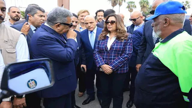 منال عوض تتفقد معدات النظافة و...