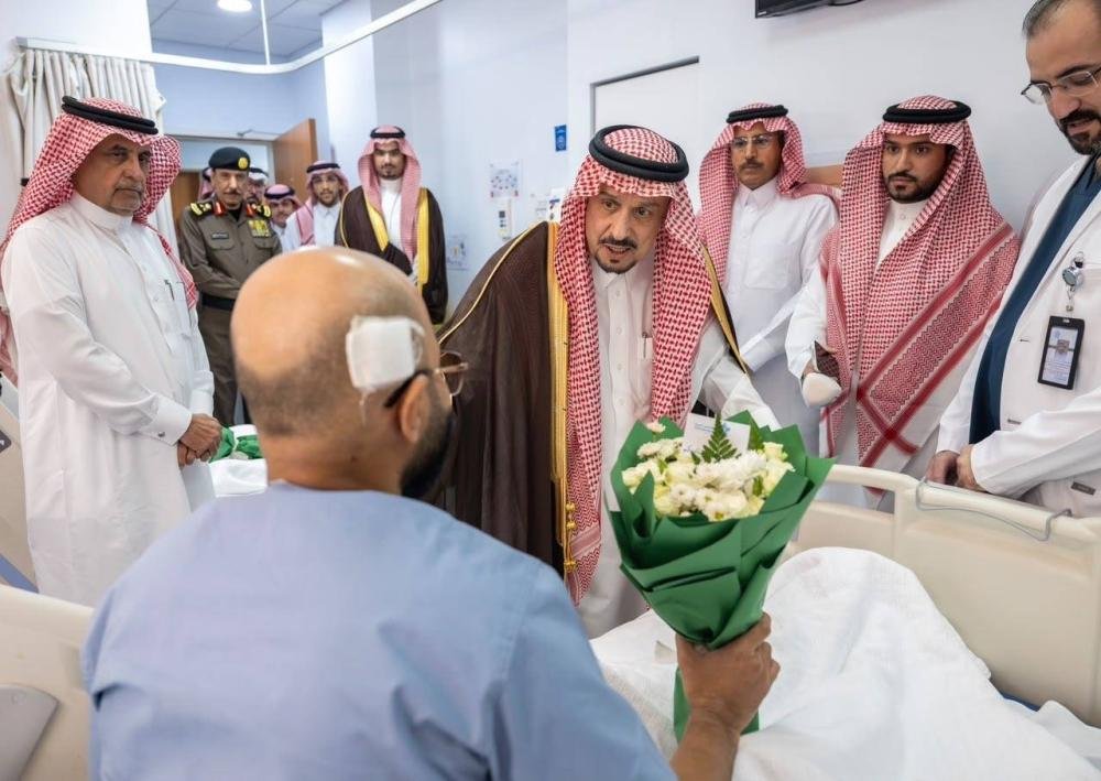 أمير الرياض يتفقد المصابين جراء العدوان الحوثي الإرهابي