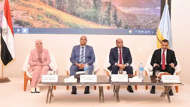 وزير العمل يسلم 250 عقد عمل لل...