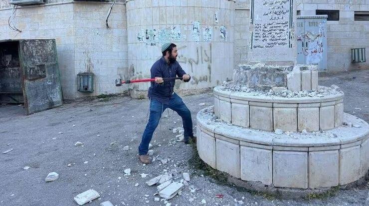 عضو كنيست إسرائيلي متطرف يدمر...