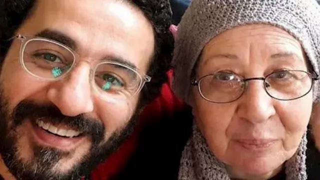 صورة وكلمات مؤثرة.. كيف ودعت شقيقة أحمد حلمي والدتها عبر "فيسبوك"؟