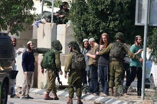 إرهاب المستوطنين.. إصابة فلسطيني وزوجته وحصار منزلهما جنوبي الضفة الغربية
