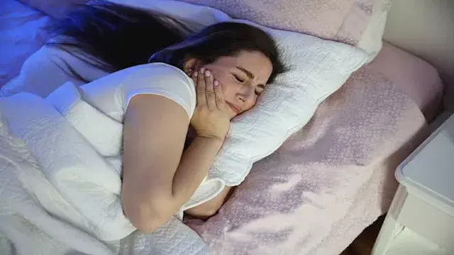 لماذا يزداد ألم الأسنان ليلًا؟...