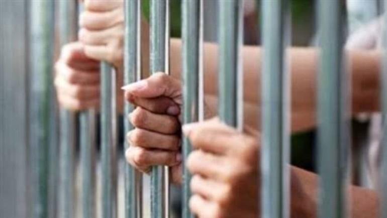 السجن 15 عاما وغرامة 50 ألف جنيه للمتهمين بحيازة 400 طربة حشيش بالإسكندرية