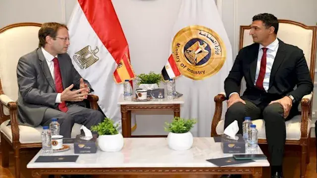 وزير الصناعة يبحث جذب شركات إس...