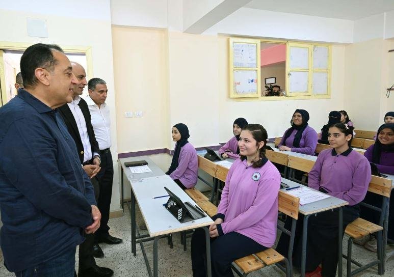 رئيس الوزراء يزور مجمع مدارس ا...