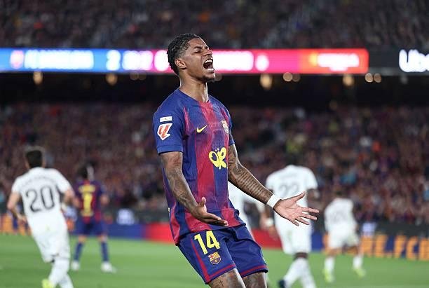 برشلونة يحسم موقفه من راشفورد...